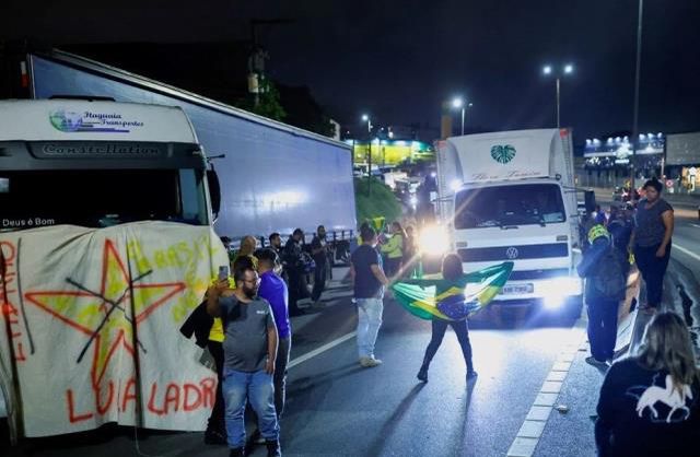 Brezilya'da Bolsonaro destekçileri otoyolu araç trafiğine kapattı