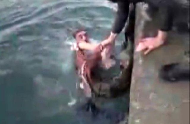 6 kiloluk ahtapotu denize atlayıp eliyle yakaladı!