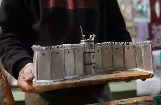 Filistinli Sanatçı İsrail'in Ateşlediği Biber Gazı Kapsüllerini Sanat Eserlerine Çevirdi