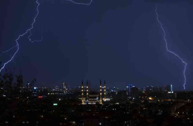 Şimşekler geceyi aydınlattı! Ankara, sağanak yağışa teslim oldu