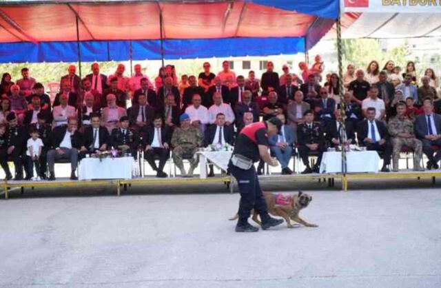Komandolar zeybek performansıyla göz doldurdu