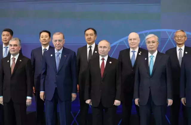 Cumhurbaşkanı Erdoğan'ın diploması trafiği! Dünya liderleri aile fotoğrafı çektirdi