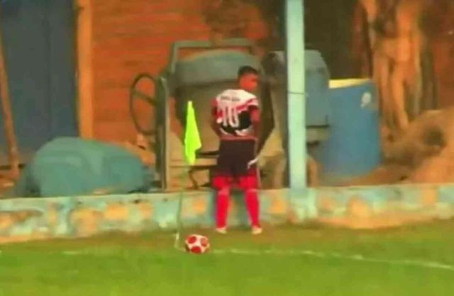 Korner kullanmadan önce saha kenarında tuvalet ihtiyacını gideren futbolcu, hakem tarafından kırmız kartla oyundan atıldı.