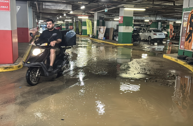 Kadıköy'de İSKİ Borusu Patladı, Otoparkı Su Bastı