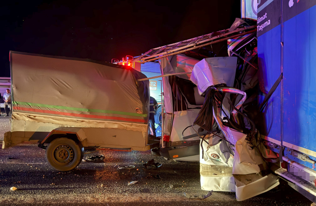 Tarım işçilerini taşıyan minibüs tıra çarptı: 3 ölü, 16 yaralı