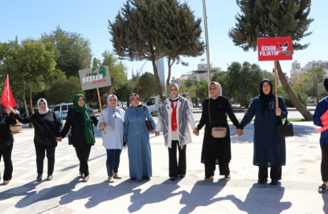İstanbul Üsküdar'da binlerce kadın Gazze için sessiz zincir oluşturdu