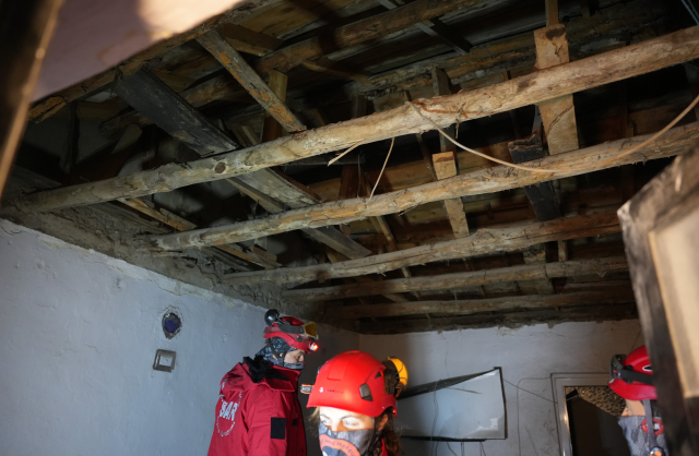 Düğün hazırlığı yapan ailenin üzerine evin tavanı çöktü