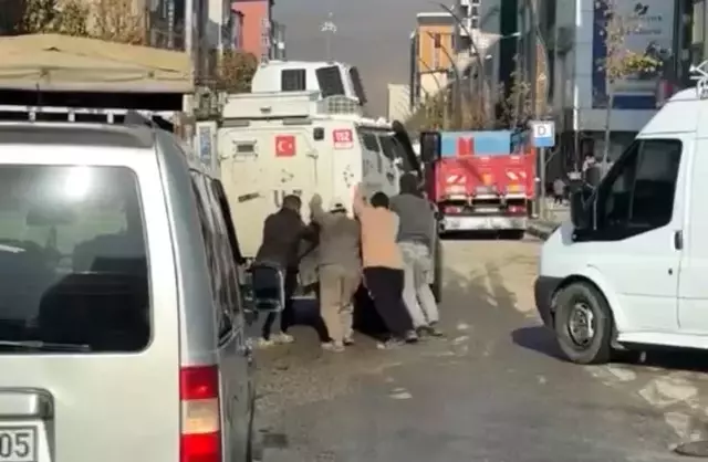 Vatandaşlar Arızalanan Zırhlı Aracı İterek Kurtardı