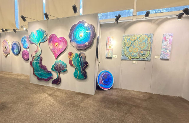 'Zamanın Ötesinde': İffet Saraçoğulları'ndan Zamansız Bir Durak