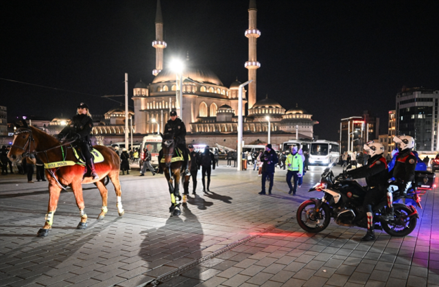 Taksim Meydanı ve İstiklal Caddesi'nde yılbaşı yoğunluğu