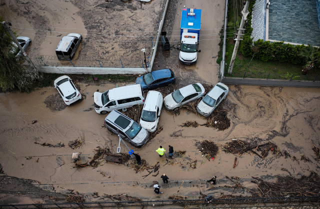 2 ilimizi sel vurdu! Mezarları su bastı, dereler taştı