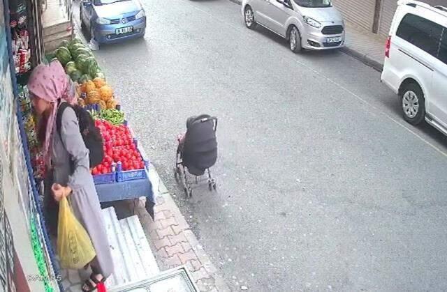 Cadde ortasına bırakılan bebek arabası hareket etti, anne donup kaldı! Yürekleri ağızlara getiren olay kamerada