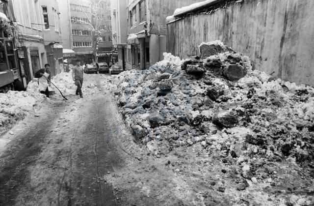 1987'de İstanbul'a yağan kar nasıldı? (FOTOĞRAFLI) İstanbul'a 1987'de yağan kar görüntüleri!