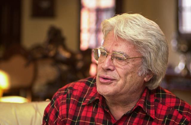 Cüneyt Arkın'ın ölüm haberini alan sevenleri hastaneye akın etmeye başladı