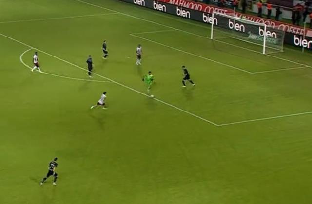 İzleyenler gözlerine inanamadı! Herkes Adana Demir kalecisinin son dakikada yaptıklarını konuşuyor