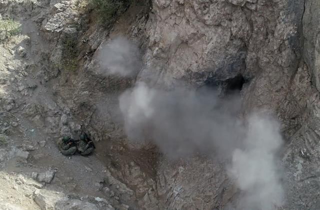 Komandolar, Zap bölgesinde PKK'lı teröristlerin inlerine böyle girdi