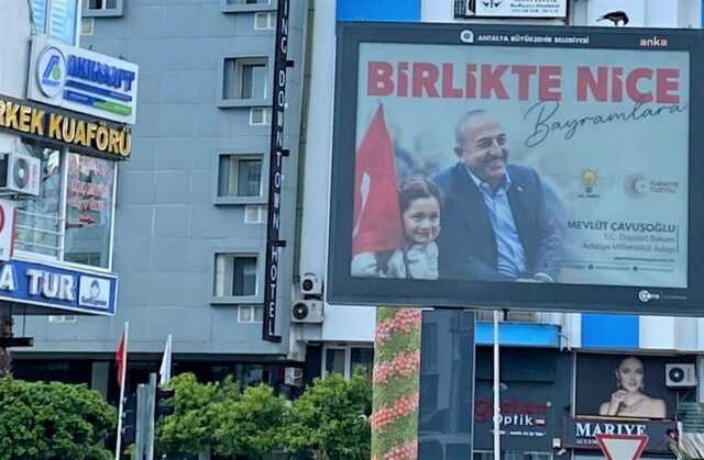 Bakan Çavuşoğlu'nun seçim afişiyle ilgili CHP'den itiraz! Kaldırılmasına karar verildi