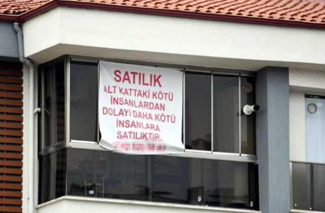 Camına astığı 'Alt kattaki kötü insanlardan dolayı daha kötü insanlara satılıktır' yazısı ortalığı karıştırdı