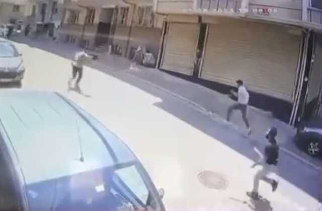 Sokakta yürüyen kadına laf atan gence müdahale eden esnaf canından oldu