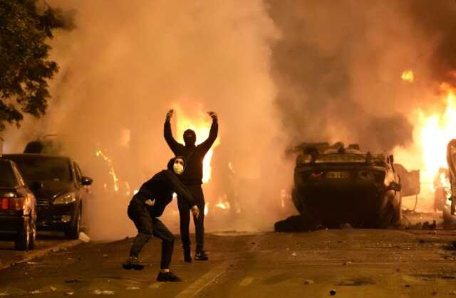 6 gündür alev alev yanan Fransa'da Macron'u zor günler bekliyor! Gazetelerin hedefi oldu