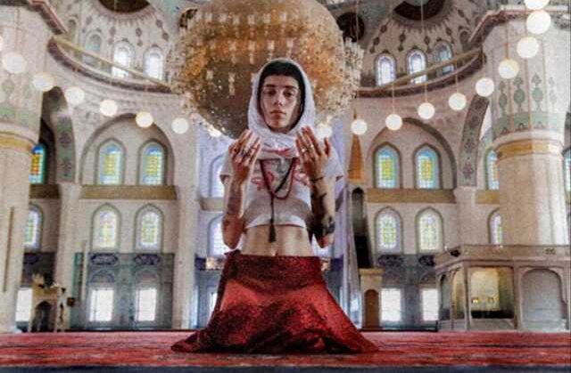 Kocatepe Camisi'nde Uygunsuz Kıyafetlerle Çekim Yapanlar Hakkında Soruşturma Başlatıldı