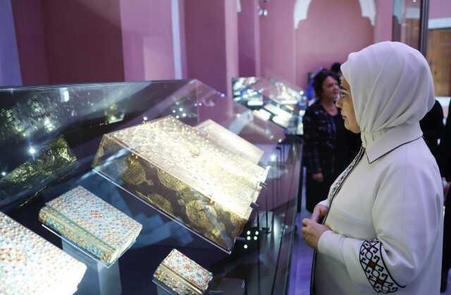 Emine Erdoğan İstanbul'a gelen devlet başkanlarının eşleriyle Topkapı Sarayı'nı ziyaret etti