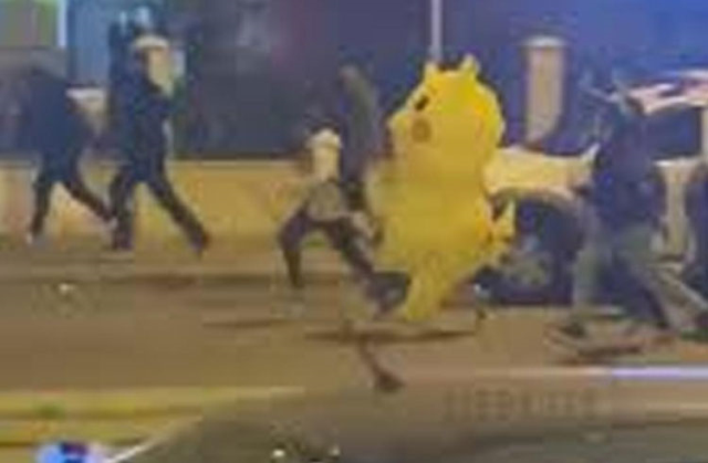 Eylemci Pikachu polisten kaçarken görüntülendi