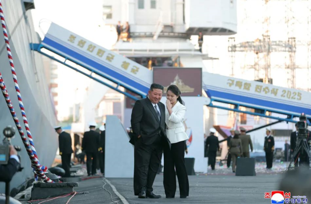 Kuze Kore'nin en büyük savaş gemisi suya indirildiğinde devrildi