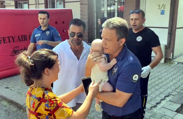 Böyle baba olmaz olsun! 4 aylık çocuğunu balkondan atmaya kalktı