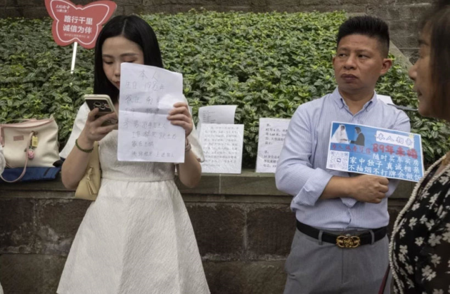 Yüzlerce bekar bu parkta astığı ilanla kendine eş arıyor