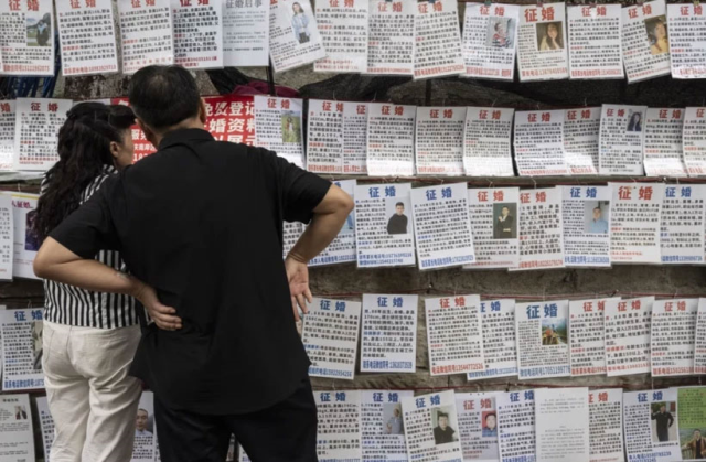 Yüzlerce bekar bu parkta astığı ilanla kendine eş arıyor