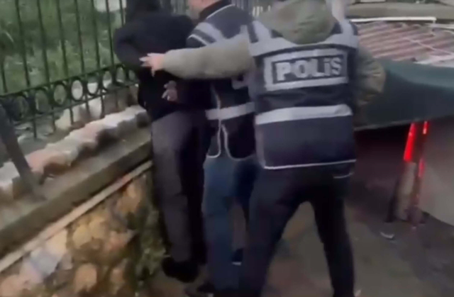 Saklandığı kümeste öksürünce yakayı ele verdi