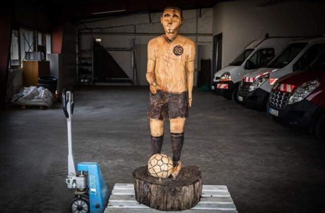 Babasının mezarına yerleştirdiği heykel kriz çıkardı! Hitler'e benziyor diye kaldırıldı