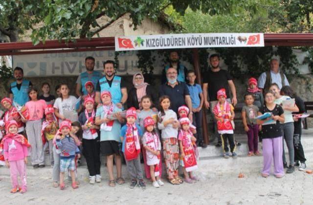 Taşova'da İyilik Hareketi gönüllüleri köy çocuklarına hediye dağıttı