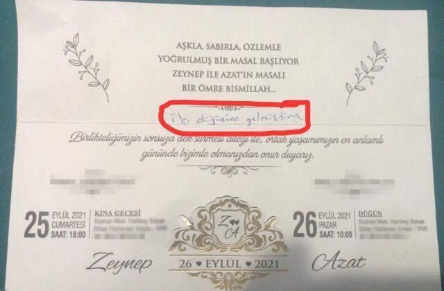 Yaşlı adam, evine gelen düğün davetiyesindeki notu görünce büyük şaşkınlık yaşadı
