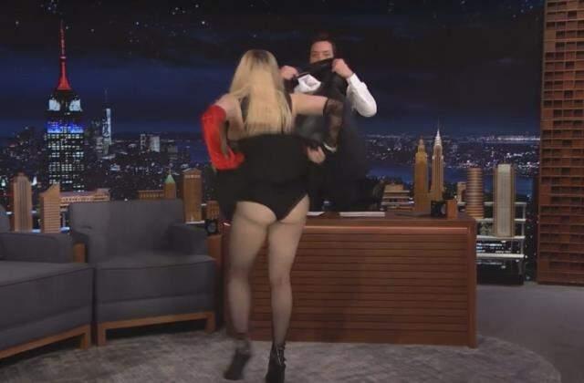 Madonna'dan olay hareket! Konuk olduğu programda eteğini kaldırıp sunucu masasına uzandı