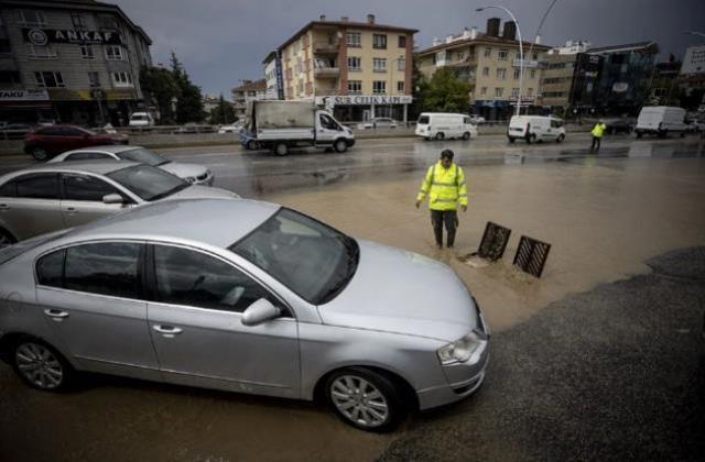 Ankara sular altında! 1 kişi hayatını kaybetti, selde kaybolan bir kişiyi arama çalışmaları ise sürüyor