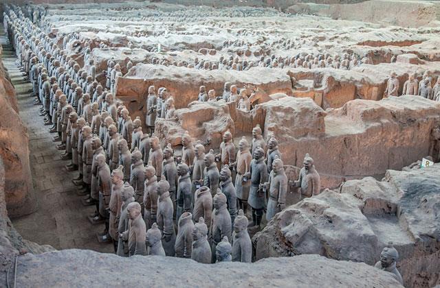 İşçiler ve cariyeler diri diri gömüldü! İşte Çin'in toprak altındaki ordusunun gizemi