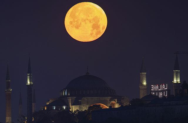 Dün gece İstanbul semaları! 'Süper Ay' tarihi yarımadayla buluştu