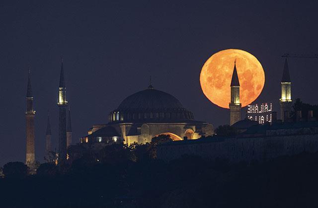 Dün gece İstanbul semaları! 'Süper Ay' tarihi yarımadayla buluştu