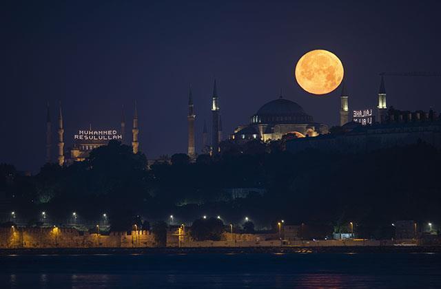 Dün gece İstanbul semaları! 'Süper Ay' tarihi yarımadayla buluştu