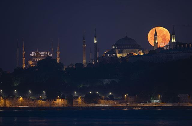 Dün gece İstanbul semaları! 'Süper Ay' tarihi yarımadayla buluştu
