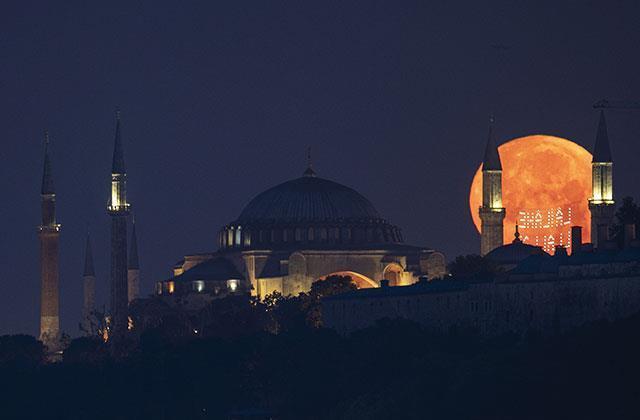 Dün gece İstanbul semaları! 'Süper Ay' tarihi yarımadayla buluştu
