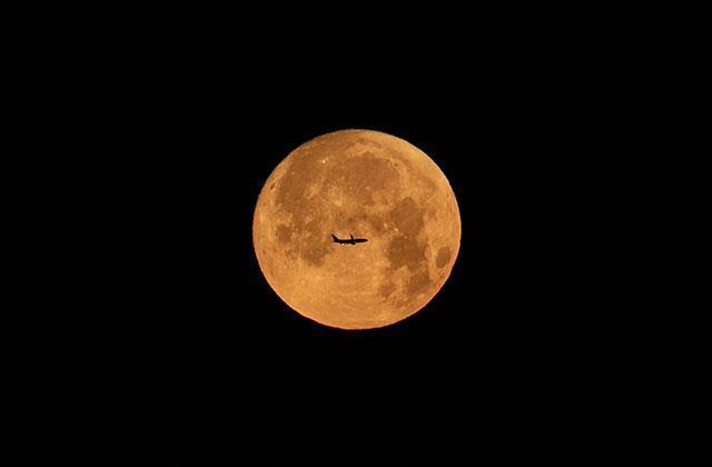 Dün gece İstanbul semaları! 'Süper Ay' tarihi yarımadayla buluştu