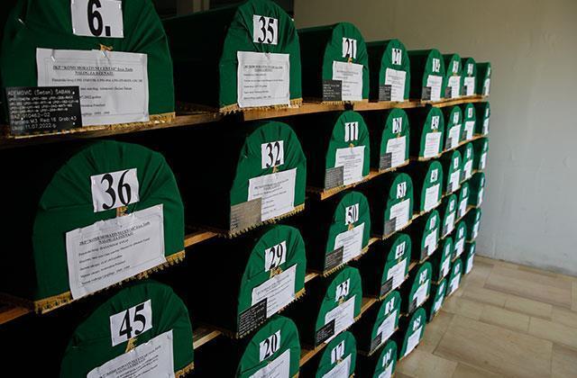 Tarihin en büyük katliamı Srebrenitsa'da hayatını kaybeden 50 kişi daha son yolculuğuna uğurlanıyor