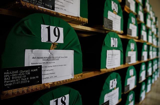 Tarihin en büyük katliamı Srebrenitsa'da hayatını kaybeden 50 kişi daha son yolculuğuna uğurlanıyor