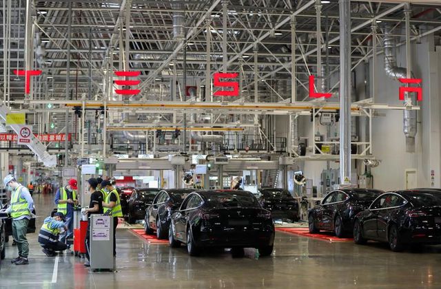 Tesla'nın Shanghai Giga Fabrikası Nisan'da 75.000'den Fazla Araç Teslim Etti