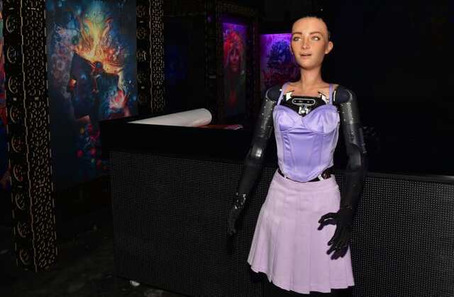 Suudi Arabistan'dan vatandaşlık alan robot Sophia Antalya'da tanıtıldı