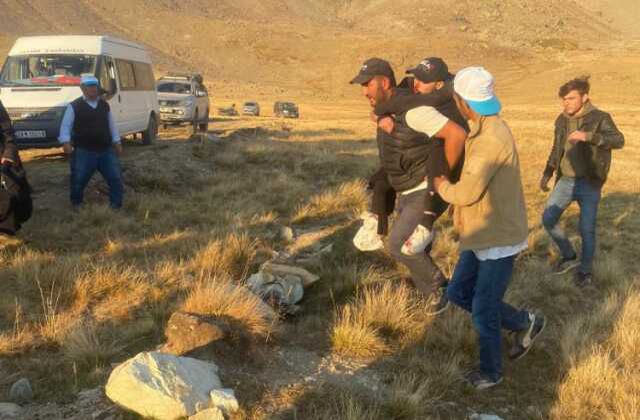Şehitler anısına vefa yürüyüşü yapan gruba ayı saldırdı! Ayağından ısırılan genç kendini kayalıklardan attı