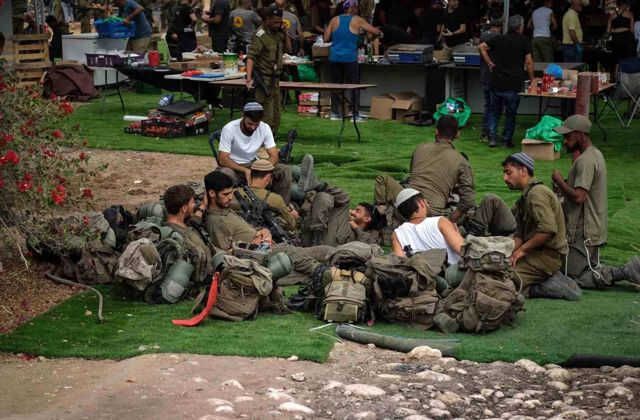 Filistin'e bombalar yağdıran İsrail askerleri, Gazze sınırında barbekü partisi düzenledi